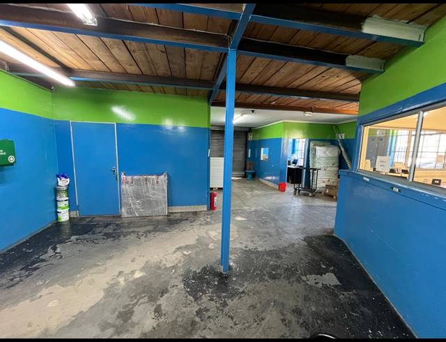 1,300M² WAREHOUSE TO LET IN FERNDALE